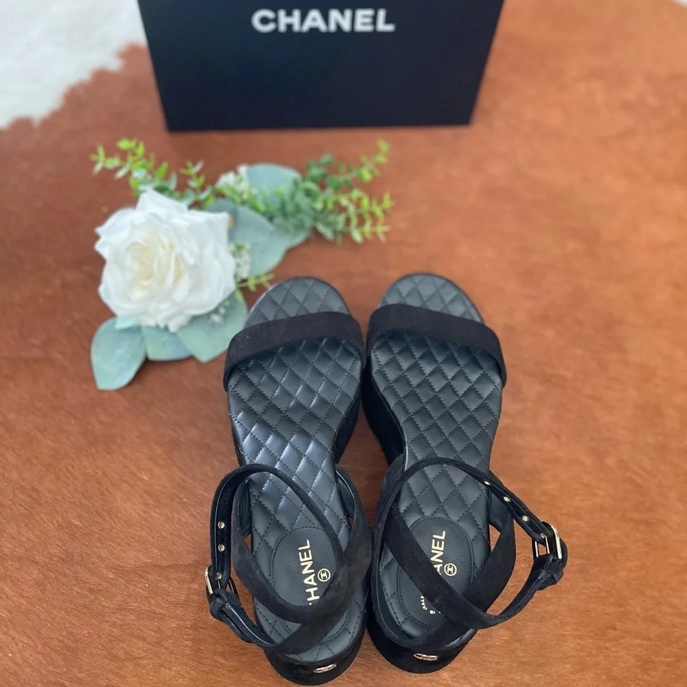 CHANEL elegant platform